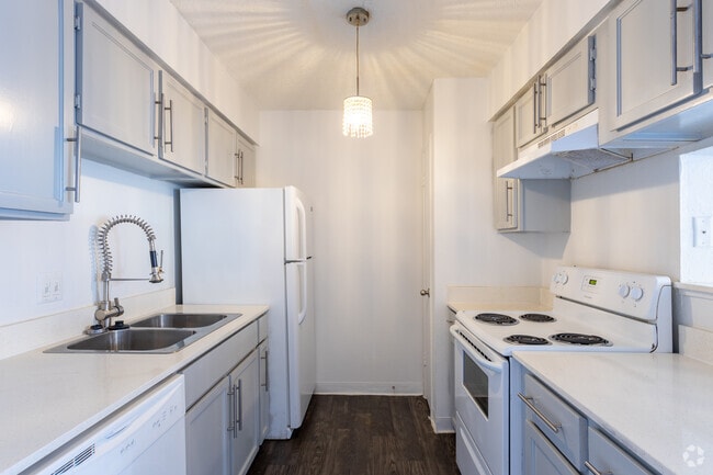 1BR, 1BA - 504SF