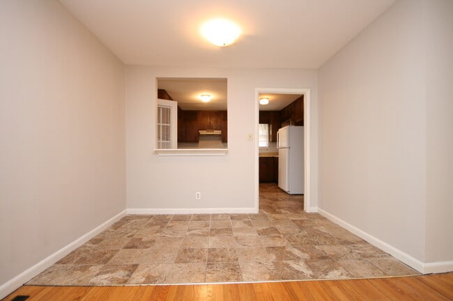 Photo - 417 Greenacres Dr NW