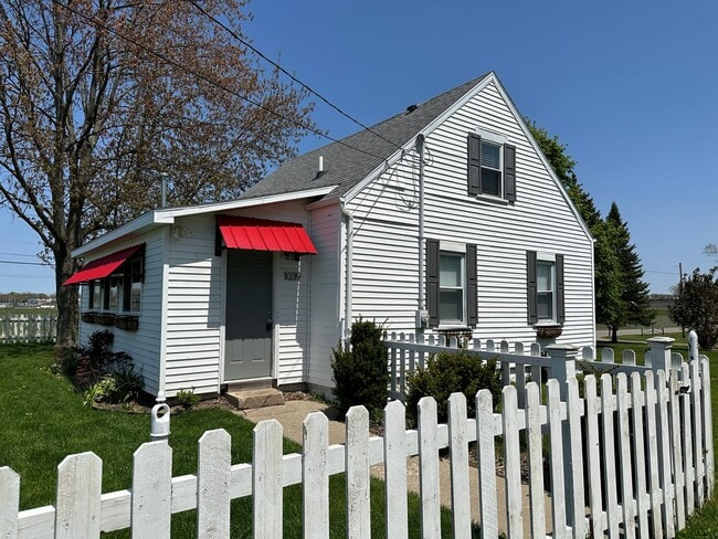 Building Photo - Charming Cape Cod Near Airport with Modern... Rental