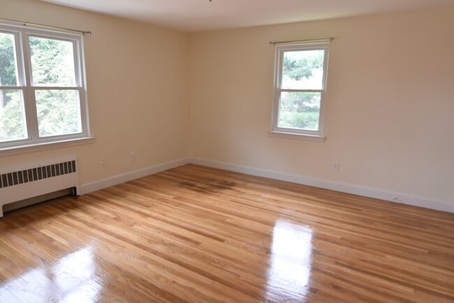 Building Photo - 14 Louise Rd Unit 2 Rental