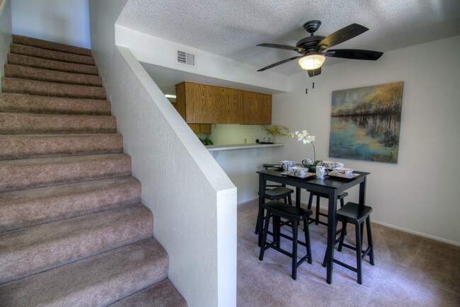 2 Bed Townhouse Stairs/Dining