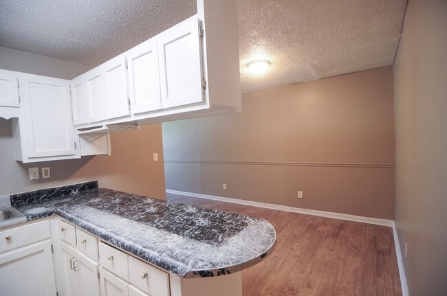Photo - 2425 Tuxedo Dr NW