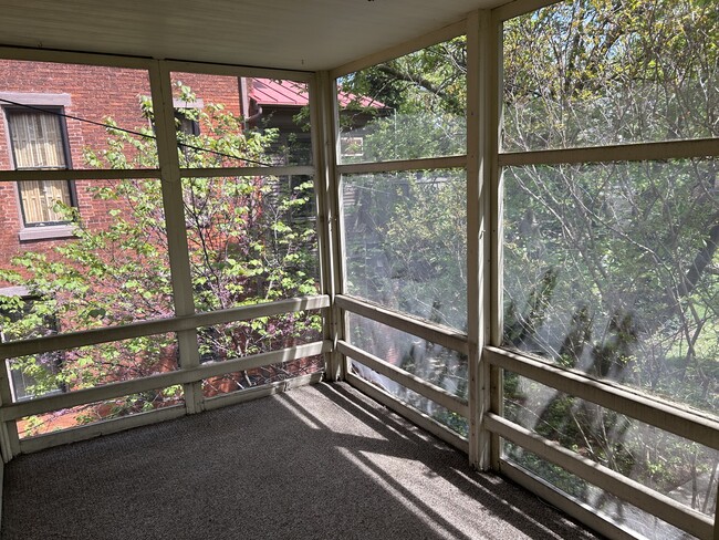Screened-in porch - 458 W Market St Apartments Unit 2