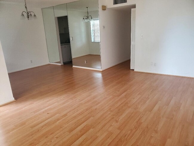 Photo - 110 Stratford H