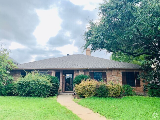 Building Photo - Cozy Home Near Hwy 75 with beautiful patio!