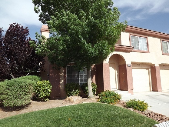 Building Photo - *GREAT TOWNHOME IN GATED "SILVERADO RANCH ...