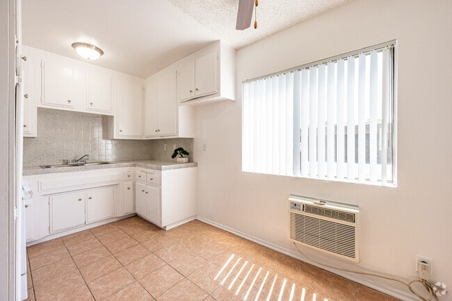 2BR, 1BA - 888SF - Kitchen - New Orleans