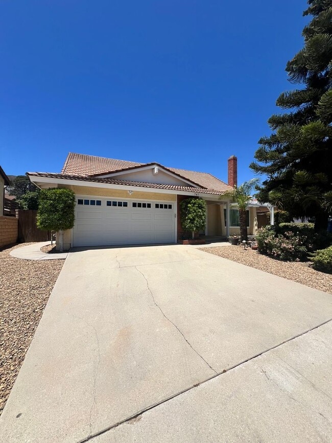 Building Photo - Santa Paula - Spacious pool home in wonder...