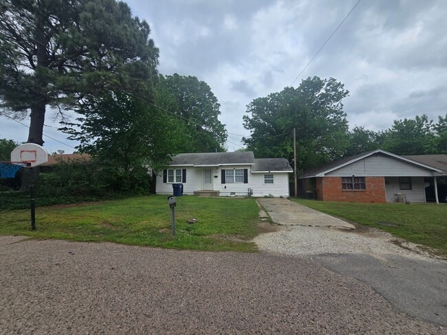Building Photo - 3 Bed 1 Bath Home in Shawnee!