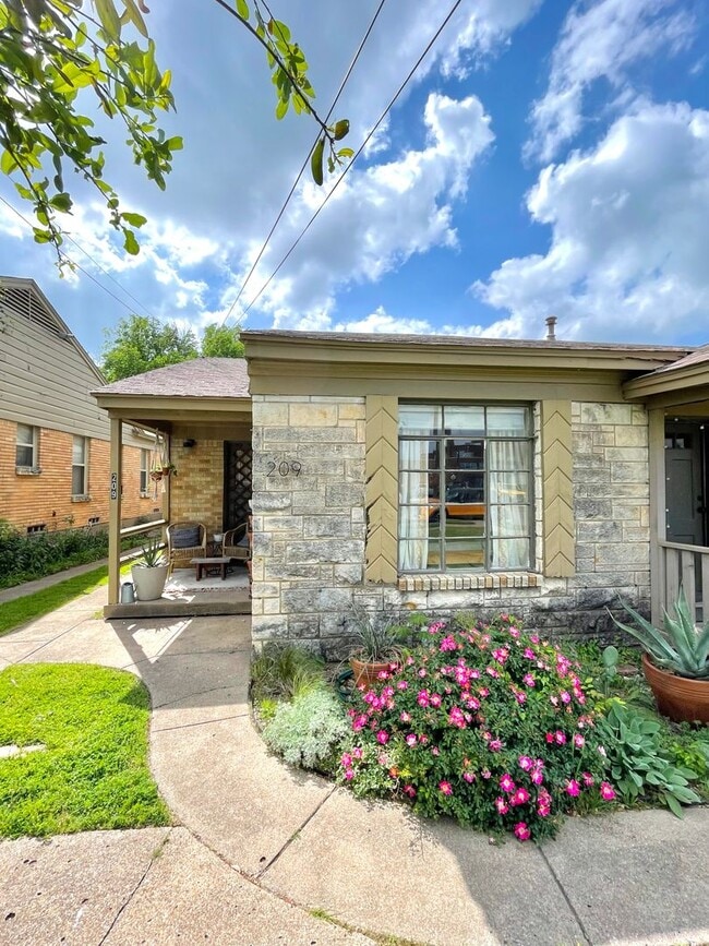 Photo - 209-211 Tennant Unit 209