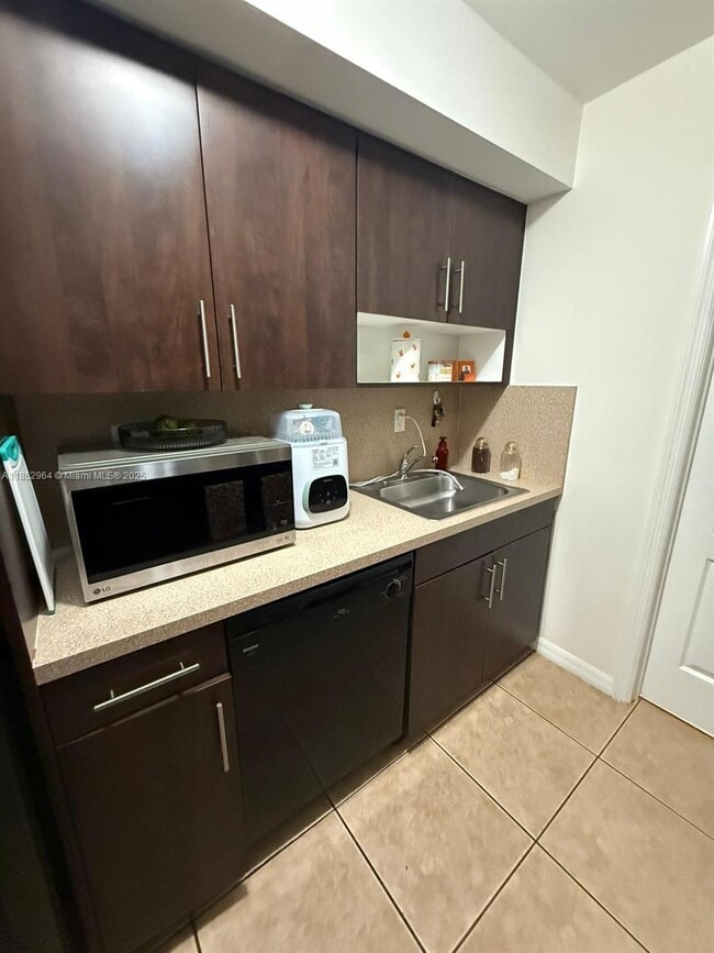 Building Photo - 13 S Royal Poinciana Blvd Unit 7 Rental