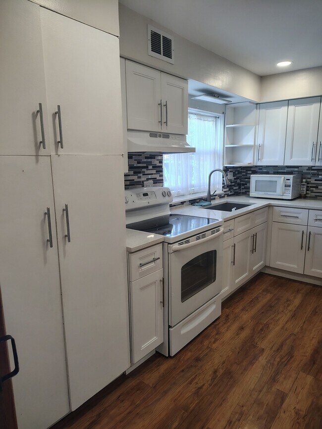 Photo - 4109 W 63rd St