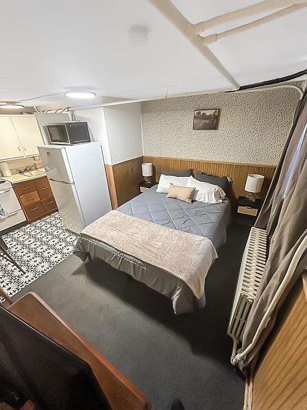 Building Photo - 208 2nd St S