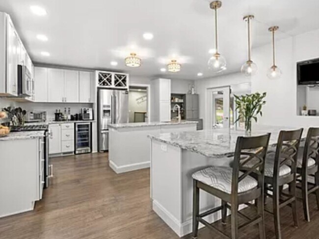 Photo - 1427 E Springhill Rd