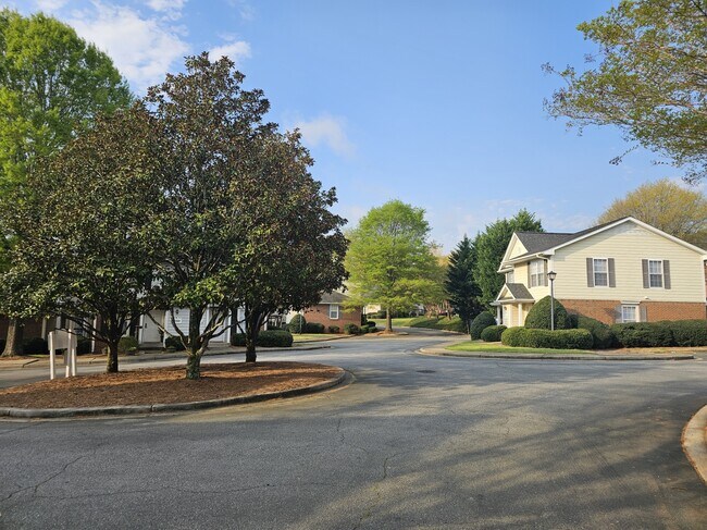 Magnolia Place Apartments - Scenic Landscaping