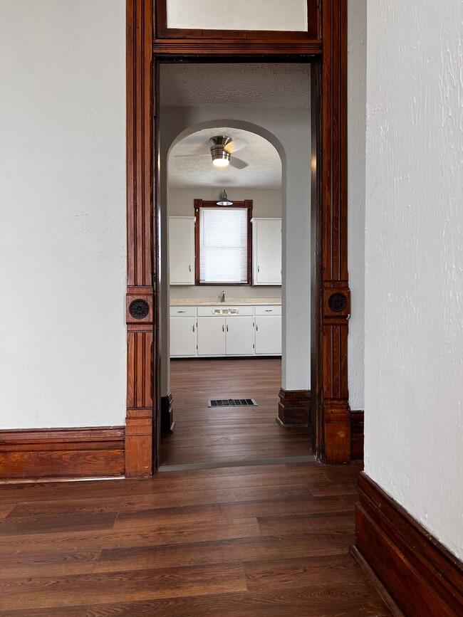 Building Photo - 107 S College Ave Unit Apt 4