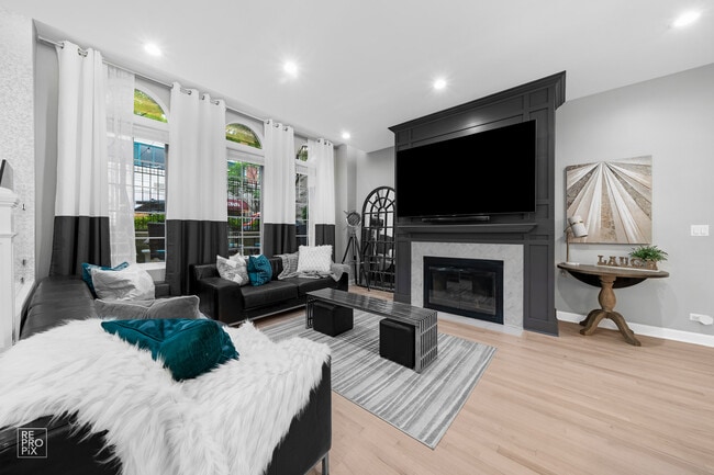 Photo - 355 W Superior St