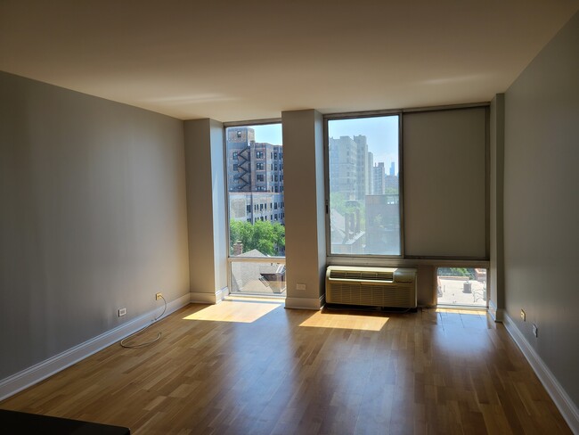 Photo - 450 W Briar Pl Condominio Unidad 7A