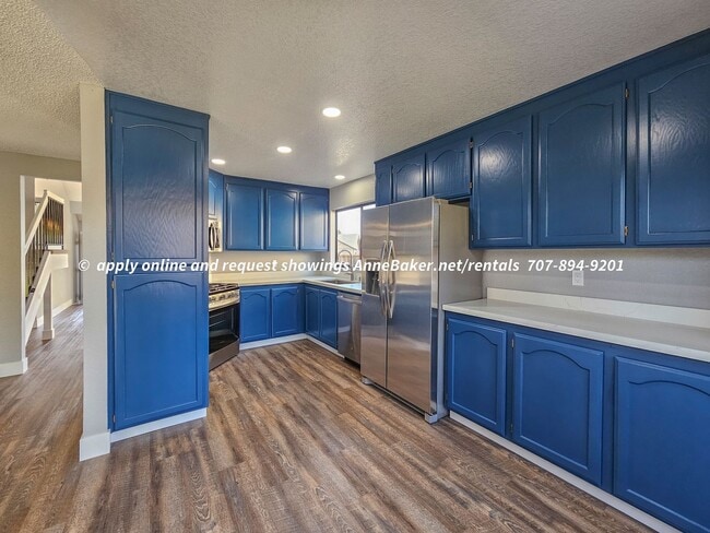Building Photo - Newly Updated - New Appliances, Flooring, ... Rental