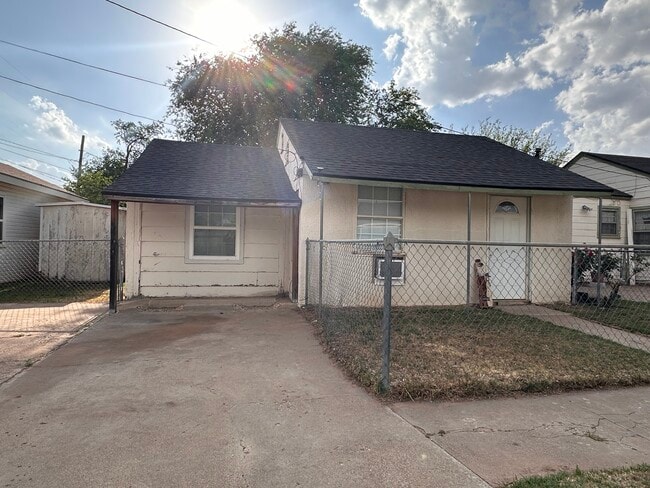 Building Photo - 1901 22nd St Rental