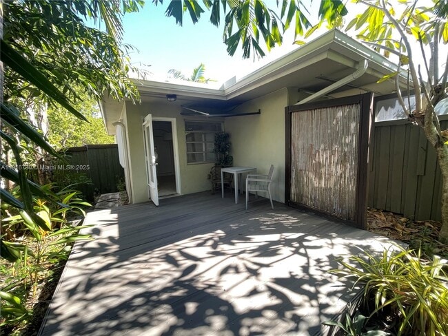 Building Photo - 2215 NE 11th Ave Unit 2215