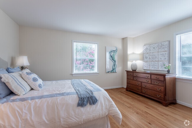 2BR, 1.5 BA 1,024sqft - Meadowbrook Apartments