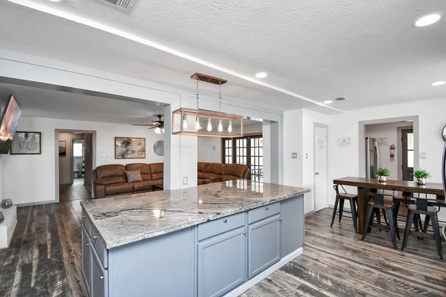 Photo - 15711 Creekhaven Dr