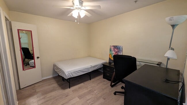 Photo - 4000 SW 23rd St Unit 4-303 - Bedroom 2