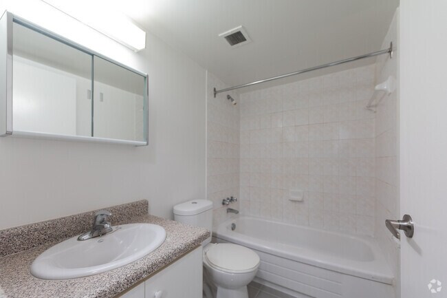 1 chambre, 1 salle de bain - 676 pi² - Salle de bain - Robin Hood