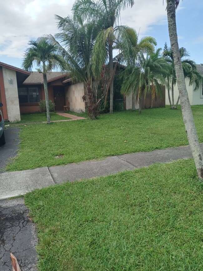 Building Photo - 9090 Spanish Isles Blvd