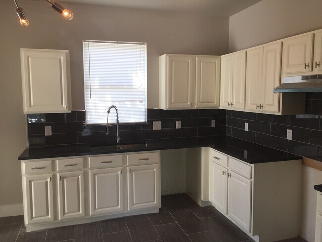 Photo - 1806 Perez St Unit B