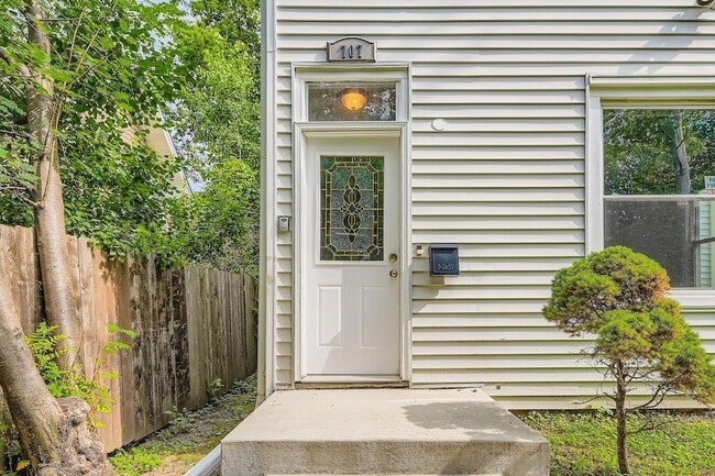 Photo - 707 Jenks Ave E