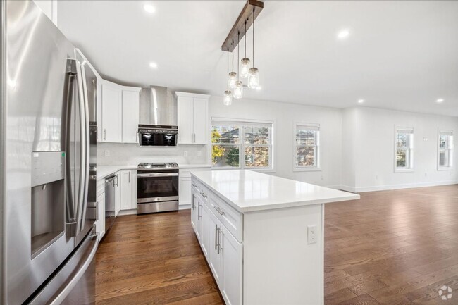 Building Photo - Luxury Home w Garage Parking Avail now! 6...