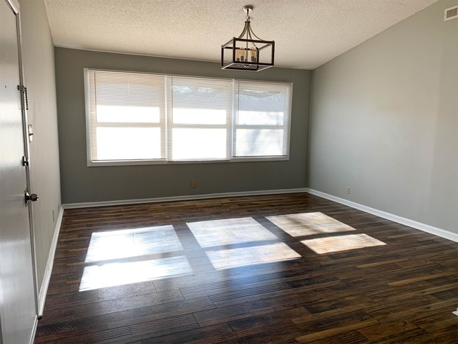 Photo - 1405 Crocus Ln