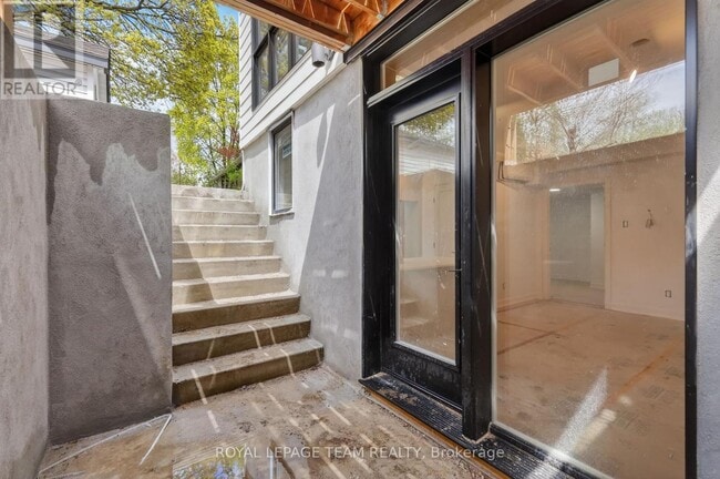 Photo - 608 Tweedsmuir Ave