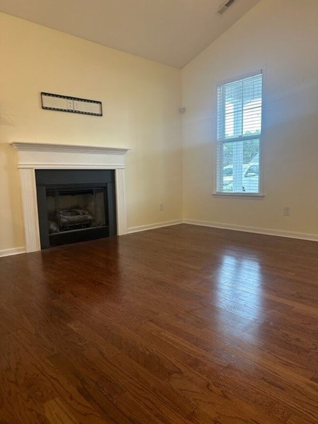 Photo - 3 Bed/2 Bath Open Floor Plan!