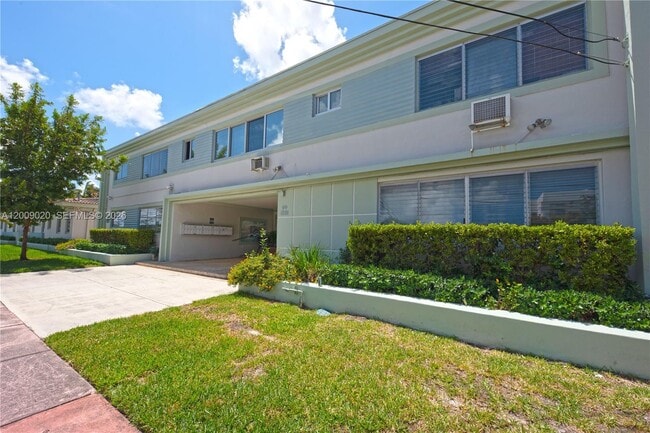 Building Photo - 2250 Bay Dr Unit 4