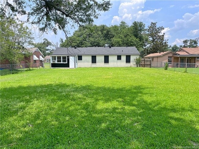 Photo - 215 W Claude St