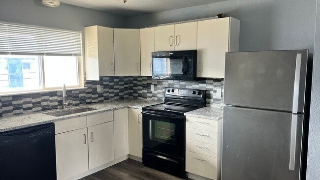 Building Photo - 1302 Quail Cir Unit B