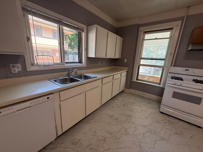 Photo - 1915 University Ave