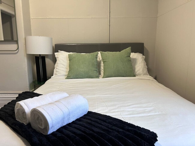 Building Photo - 25 Russell Ave Unit SI ID1506203P