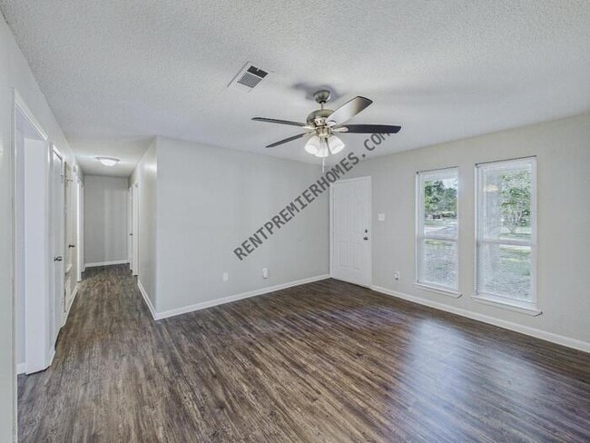 Photo - 802 Towering Oaks Dr