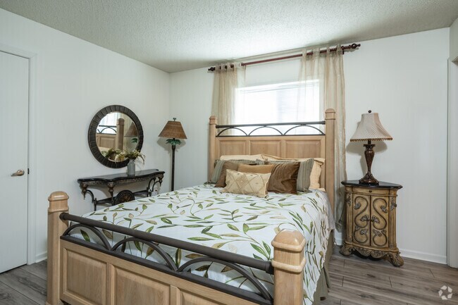 2BR, 2BA - 1004SF - Bedroom