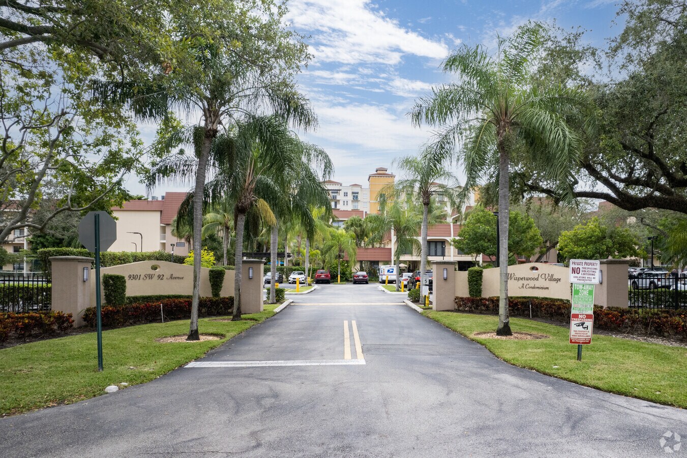 Entrada - Wisperwood Village Condominiums