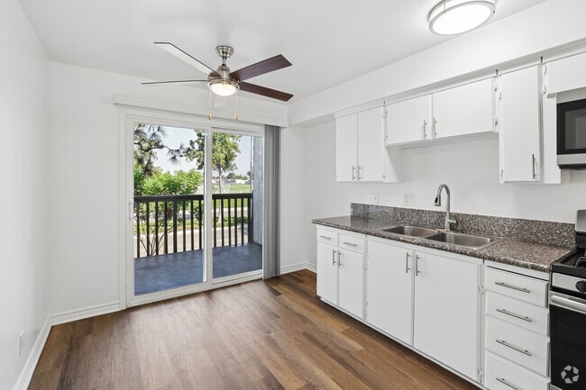 1BR, 1BA - 723SF - Dining Room