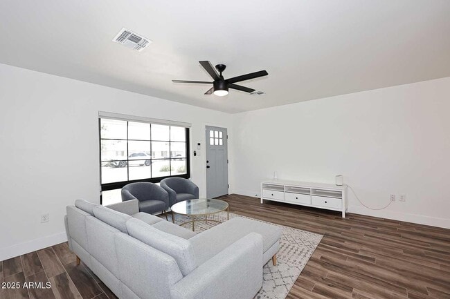 Photo - 716 W 11th St