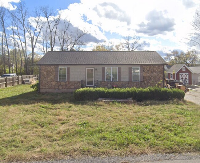 Building Photo - 3bed/1bath off Tulip Grove Rd! Rental
