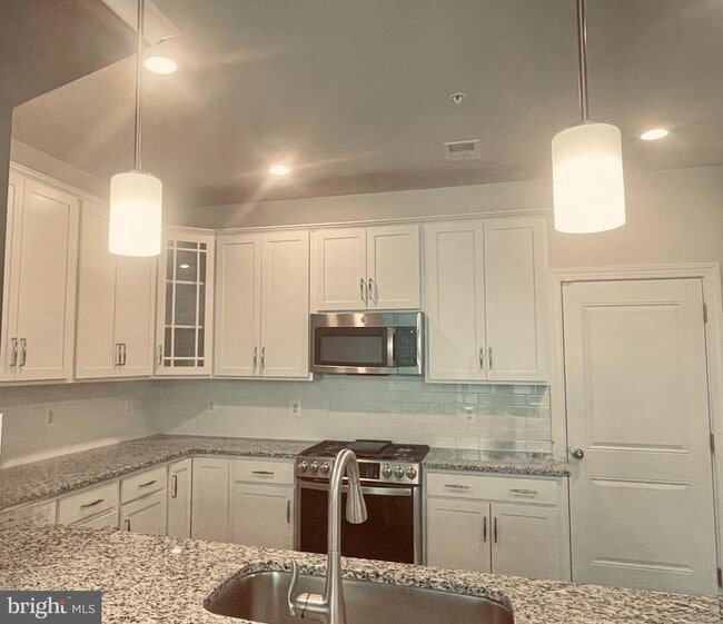 Building Photo - 14955 River Walk Way