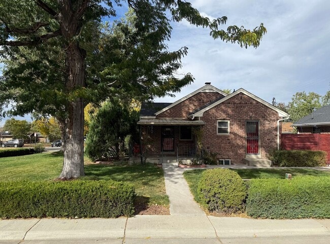 Building Photo - Adorable Large 4 Bedroom Cottage w/ Tons o... Rental