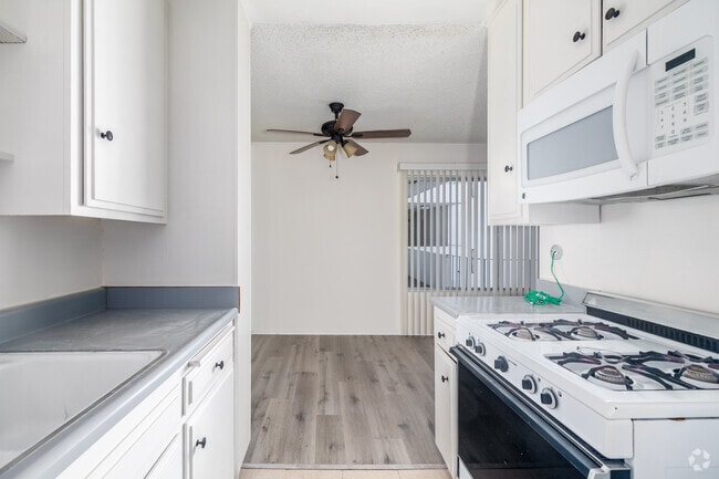 1BR, 1BA - 700SF - Kitchen - Fuller Apartments